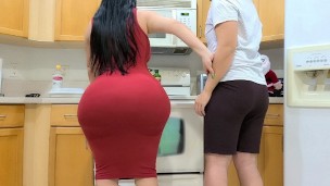 سكس ام هايجة بتتناك من ابنها فى المطبخ فى كسها وطيزها المربربة اكس موفيز